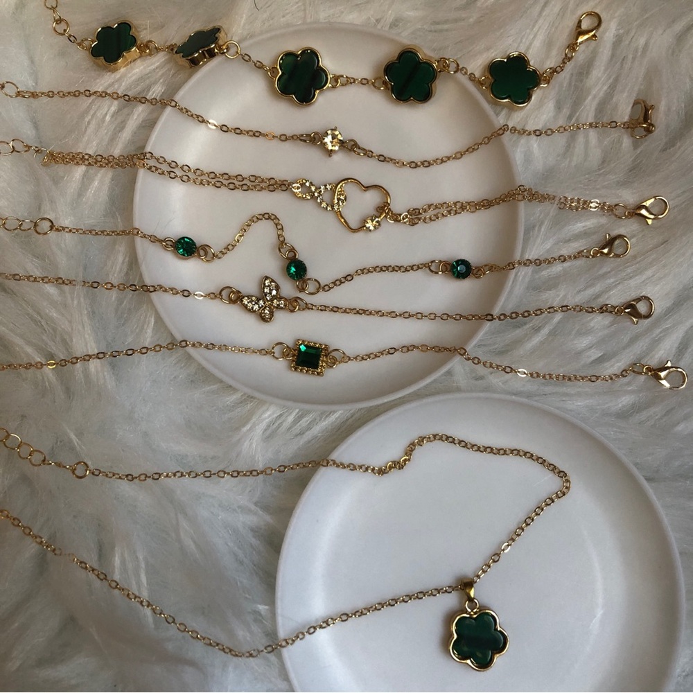 Beautiful elegant green/faux gold necklace and FIVE bracelets-READ